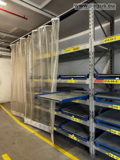 Schwerlastregal mit Ausziehfächern und Vorhang