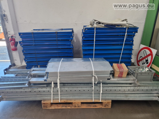 Schwerlastregal mit Ausziehfächern und Vorhang