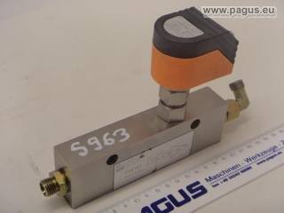 IFM Strömungssensor mit Adapterblock