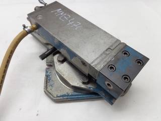 Maschinenschraubstock mit Tisch pneum. 125 mm, 210 mm